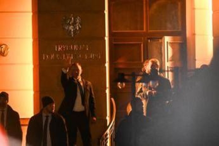 Polonia, duro scontro sulla Corte Costituzionale. Il presidente Nawrocki forza ingresso nella sede: "Tusk minaccia sicurezza nazionale" Polonia, duro scontro sulla Corte Costituzionale. Il presidente Nawrocki forza ingresso nella sede: "Tusk minaccia sicurezza nazionale"