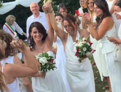 Francesca Vecchioni sposa la compagna Sara: la 'benedizione' ironica del padre Roberto Francesca Vecchioni sposa la compagna Sara: la 'benedizione' ironica del padre Roberto