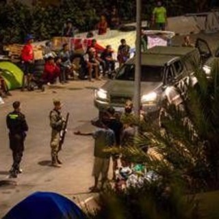 Ceuta, video mostrano militari picchiare migranti: il governo spagnolo apre un'inchiesta Ceuta, video mostrano militari picchiare migranti: il governo spagnolo apre un'inchiesta