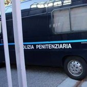 Rivolta nel carcere di Rieti, sala ricreativa in fiamme: 6 agenti penitenziari in ospedale