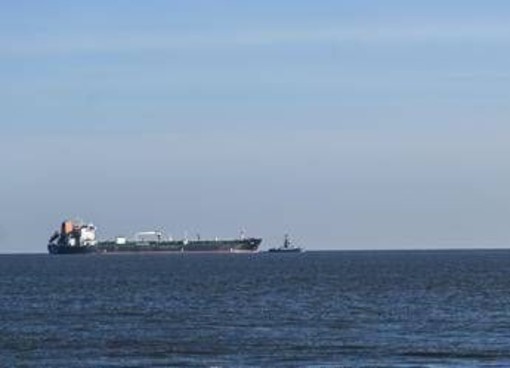 Venezuela, New York Times: "Petroliera inseguita da Usa rivendica protezione di Mosca"