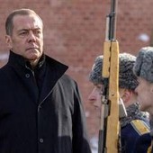 Guerra ibrida, Germania accusa Russia e Medvedev minaccia: "Meriterebbe un attacco diretto"