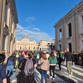 Leone XIV, già 10mila fedeli in piazza per la messa di insediamento di Papa Prevost
