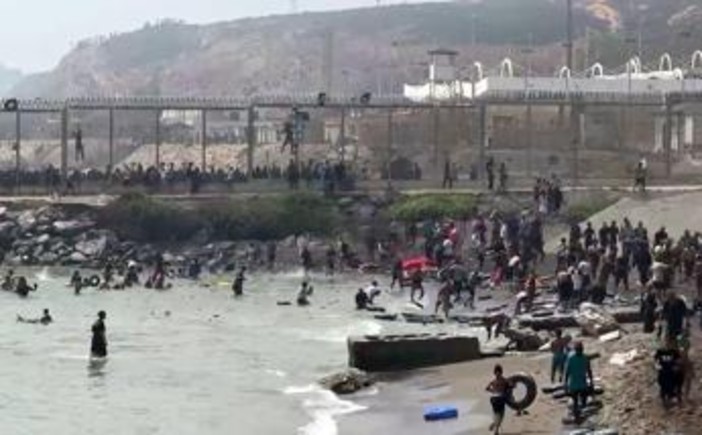 Emergenza migranti a Ceuta, almeno 18 morti mentre attraversano a nuoto il confine Emergenza migranti a Ceuta, almeno 18 morti mentre attraversano a nuoto il confine