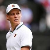 Sinner fa doppio fallo e se la prende con il pubblico: nervosismo a Wimbledon Sinner fa doppio fallo e se la prende con il pubblico: nervosismo a Wimbledon