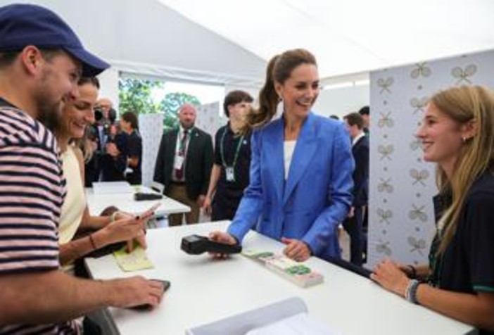 Kate Middleton a Wimbledon, a sorpresa la principessa vende i biglietti agli spettatori in fila
