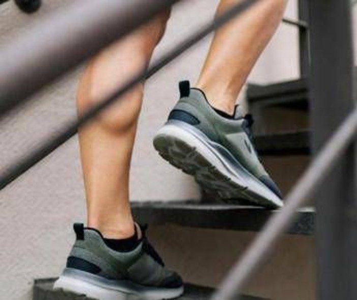 Le scale diventano una palestra, ecco i 7 esercizi per tutti