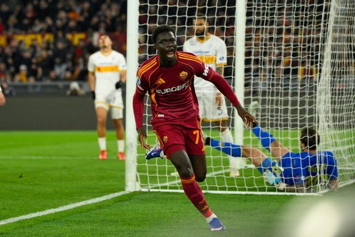 Una rete di Vaz piega il Lecce, la Roma vince 1-0 e aggancia la Juve