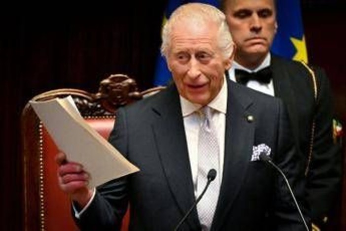 Re Carlo, il discorso in italiano alla Camera. Poi con Camilla dal Papa