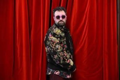 Sanremo 2026, Dargen D'Amico chi è: gli esordi nel freestyle e gli occhiali da sole come alter ego Sanremo 2026, Dargen D'Amico chi è: gli esordi nel freestyle e gli occhiali da sole come alter ego