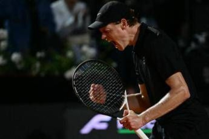 Sinner più forte della pioggia, Medvedev ko in tre set e due giorni: è finale a Roma