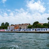 Venezia, scontri tra polizia e manifestanti che volevano raggiungere lo yacht di Fertitta Venezia, scontri tra polizia e manifestanti che volevano raggiungere lo yacht di Fertitta