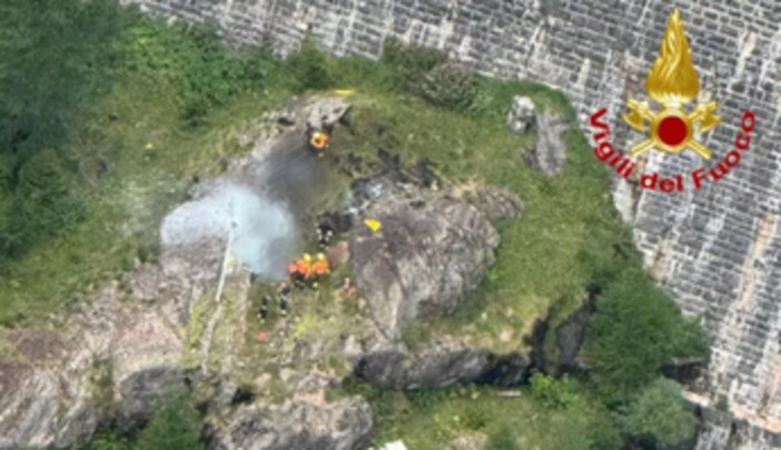 Elicottero precipita e prende fuoco in Piemonte: due morti a Ossola