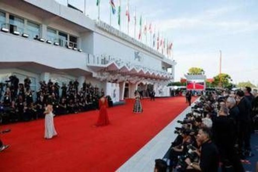 Cannes senza italiani, così la Mostra del cinema di Venezia rischia l'overbooking