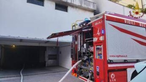 Roma, incendio in un box di via Vitellia: auto elettrica coinvolta, 6 intossicati Roma, incendio in un box di via Vitellia: auto elettrica coinvolta, 6 intossicati