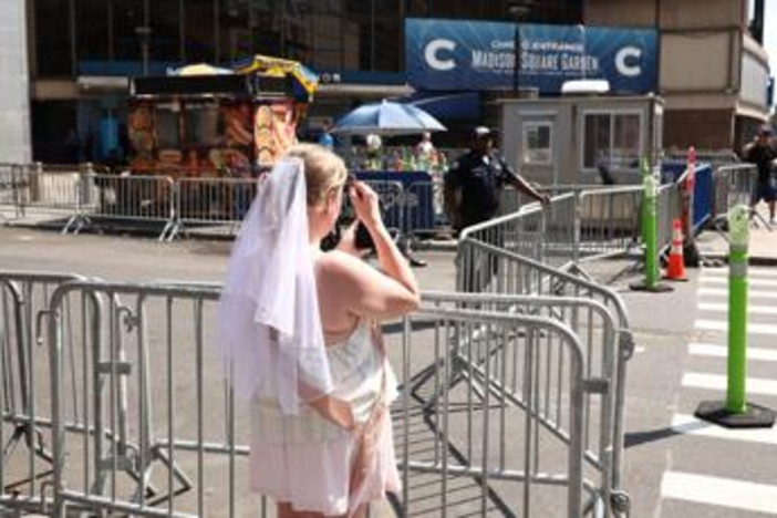 Taylor Swift e Travis Kelce sono marito e moglie, al Madison Square Garden il sì più glam dell’anno Taylor Swift e Travis Kelce sono marito e moglie, al Madison Square Garden il sì più glam dell’anno