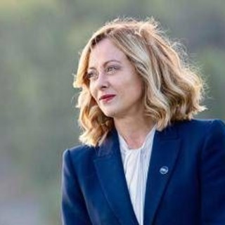 Quirinale, Meloni al ricevimento del 2 giugno: il 'toc toc' con Bonelli e i selfie