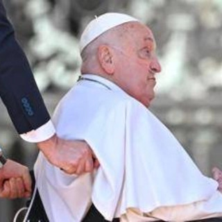 Papa Francesco a sorpresa in piazza San Pietro per il Giubileo dei malati: &quot;Grazie tante&quot;