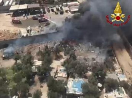 Bari, vasto incendio al campo rom: baracche distrutte, 80 evacuati Bari, vasto incendio al campo rom: baracche distrutte, 80 evacuati