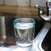 Bere acqua calda fa bene? Falsi miti e (pochi) benefici, le risposte