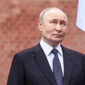 Putin compie 74 anni: dal trattore al coccodrillo, ecco i regali più assurdi ricevuti