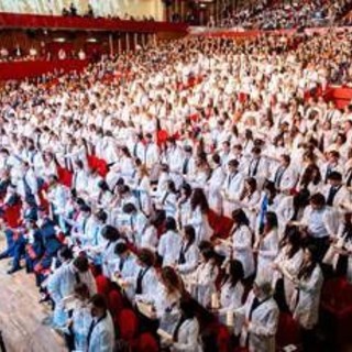Unicamillus, 400 futuri medici indossano il camice bianco a Roma Unicamillus, 400 futuri medici indossano il camice bianco a Roma