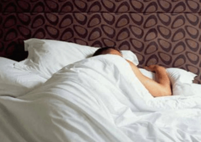 Sonno difficile e stanchezza appena svegli, è colpa dell'orologio biologico: ecco 5 regole per resettarlo Sonno difficile e stanchezza appena svegli, è colpa dell'orologio biologico: ecco 5 regole per resettarlo
