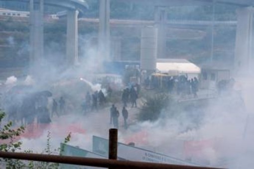 Guerriglia No Tav in Valsusa, alcuni fermati per gli scontri Guerriglia No Tav in Valsusa, alcuni fermati per gli scontri