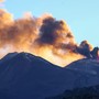 Etna, fontana di lava dal cratere voragine e voli dirottati