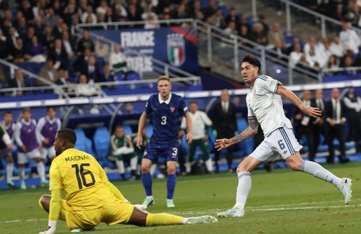 Bastoni risponde alla magia di Olise, Francia-Italia 1-1 Bastoni risponde alla magia di Olise, Francia-Italia 1-1
