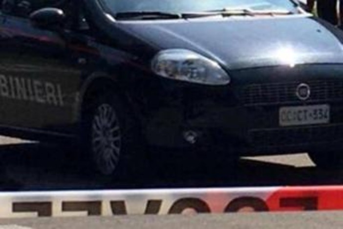 Auto esce di strada e finisce in un fosso a Grosseto: muore un uomo di 34 anni, ferita una bimba