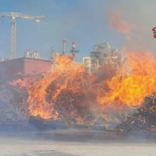Udine, incendio a Bicinicco: in fiamme deposito scarti lavorazione del legno