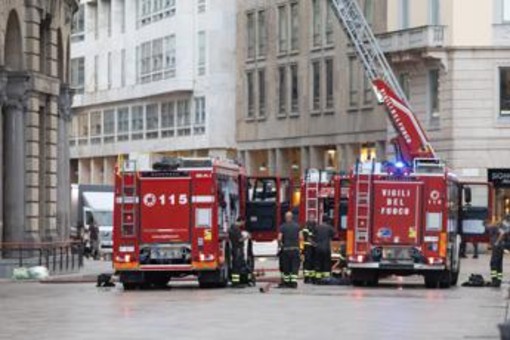 Milano, incendio in un palazzo vicino Rinascente in piazza Duomo: alta nube di fumo Milano, incendio in un palazzo vicino Rinascente in piazza Duomo: alta nube di fumo