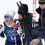 Cade la campionessa, cade lo skiman, poi la Svezia rimonta ed è argento alle Olimpiadi. Cos'è successo nella staffetta sci di fondo Cade la campionessa, cade lo skiman, poi la Svezia rimonta ed è argento alle Olimpiadi. Cos'è successo nella staffetta sci di fondo