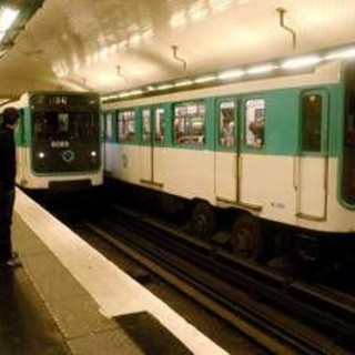 Tre donne accoltellate sulla metro di Parigi. Arrestato l'aggressore