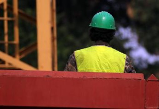 Lavora sul balcone e precipita dal quarto piano di una palazzina ad Ercolano, morto operaio 54enne