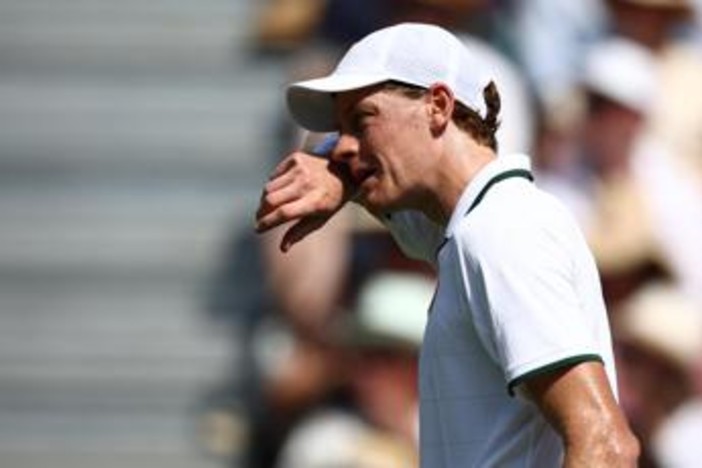 Sinner perde un set a Wimbledon e 'preoccupa': "Che gli succede?"