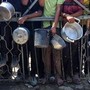 &quot;Alcune foto di fame a Gaza fabbricate con Hamas, immagini tra fiction e realtà&quot;: l'inchiesta dei media tedeschi