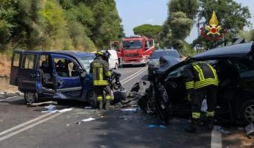 Incidente a Roma, scontro fra due auto in via Appia: un morto e due feriti Incidente a Roma, scontro fra due auto in via Appia: un morto e due feriti