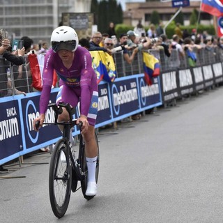 Hoole vince la crono di Pisa, Del Toro resta maglia rosa