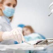Gas esilarante contro la paura del dentista, sedazione cosciente per riavvicinare gli italiani alle cure