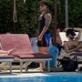Tony Effe, relax in piscina alla vigilia del concerto al Circo Massimo