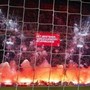 Fumogeni e fuochi d'artificio in campo, sospesa e rinviata Ajax-Groningen