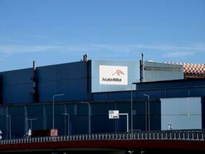 Ex Ilva, continua la protesta a Genova: operai hanno dormito in strada Ex Ilva, continua la protesta a Genova: operai hanno dormito in strada