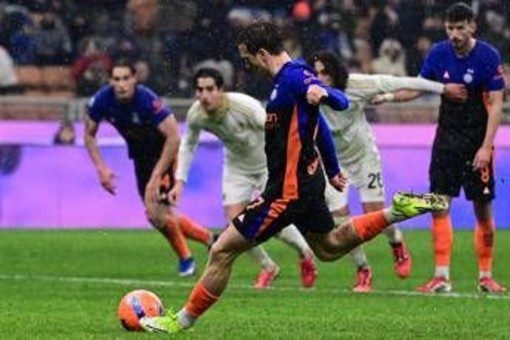 Inter-Pisa, rigore per i nerazzurri. Poi Chivu chiede un rosso: proteste a San Siro Inter-Pisa, rigore per i nerazzurri. Poi Chivu chiede un rosso: proteste a San Siro