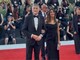 Mostra di Venezia, Giuli sul red carpet con pochette rossa e spilletta verde per la Palestina Mostra di Venezia, Giuli sul red carpet con pochette rossa e spilletta verde per la Palestina
