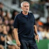 Mourinho show dopo il ko del Real: "C'erano due rossi" e mostra le foto in conferenza Mourinho show dopo il ko del Real: "C'erano due rossi" e mostra le foto in conferenza