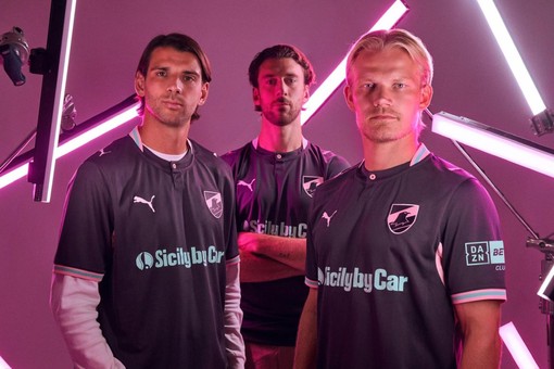 Palermo Calcio, storia e nuova energia nel Neon Kit 26/27 Palermo Calcio, storia e nuova energia nel Neon Kit 26/27