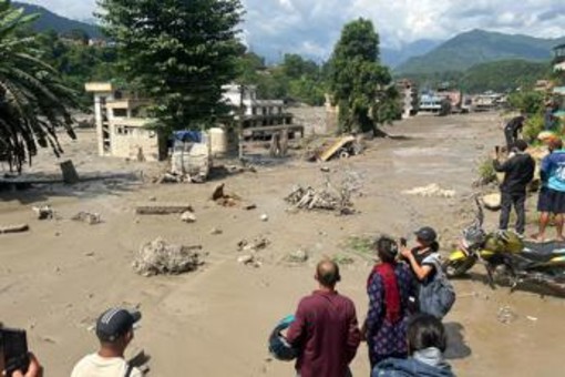 Nepal, alluvione nel nord: "Numerose vittime e dispersi". Xi mobilita i soccorsi Nepal, alluvione nel nord: "Numerose vittime e dispersi". Xi mobilita i soccorsi