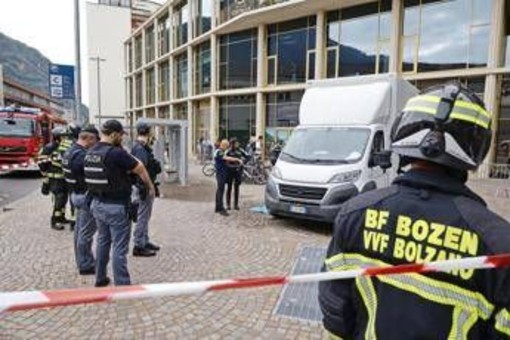 Bolzano, bambina di 5 anni travolta e uccisa da un furgone: la tragedia davanti al centro commerciale Bolzano, bambina di 5 anni travolta e uccisa da un furgone: la tragedia davanti al centro commerciale